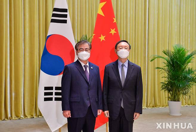 [톈진=신화/뉴시스] 서훈(왼쪽) 청와대 국가안보실장이 2일(현지시간) 중국 톈진의 한 호텔에서 양제츠 중국 공산당 외교담당 정치국원과 회담에 앞서 기념촬영을 하고 있다. 2021.12.03.