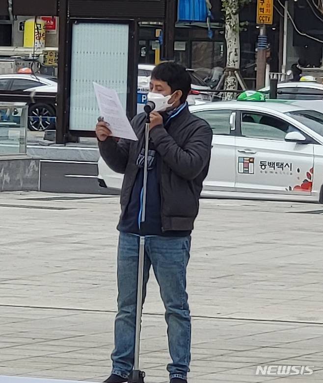 [부산=뉴시스] 미얀마 출신 노동자 또뚜야 씨가 5일 오전 11시 부산역광장에서 미얀마 군부 쿠데타 규탄하는 시위에서 발언하고 있다. 2021.12.5. eastsky@newsis.com