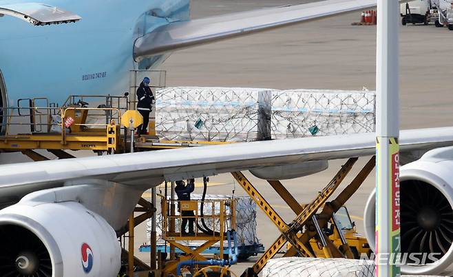 [인천공항=뉴시스] 고범준 기자 = 정부가 미국 제약사 화이자에서 구매한 코로나19 백신 150만6천회분이 도착한 지난달 10일 오후 인천국제공항 화물터미널에서 관계자들이 백신을 수송차량으로 옮기고 있다. 2021.11.10. bjko@newsis.com