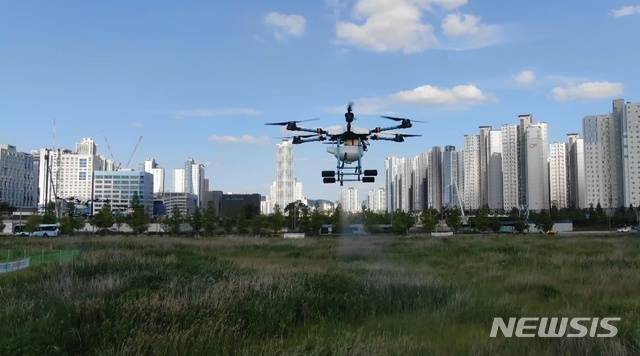 [인천=뉴시스] 김동영 기자 = 19일 인천 서구가 환경, 녹지, 안전, 홍보, 도시개발 분야와 코로나19 안내계도방송, 드론쿨링포그, 생태하천 수질 감시, 산불취약지 순찰 등을 드론관제시스템을 통해 ONE STOP 행정을 진행하고 있다. 2021. 7.19. (사진=인천 서구 제공)