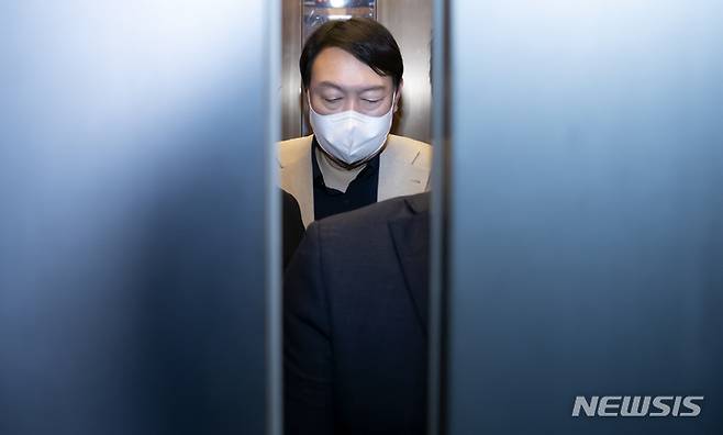 [서울=뉴시스] 국회사진기자단 = 윤석열 국민의힘 대선 후보가 선거대책위원회 출범을 하루 앞둔 5일 오전 서울 여의도 중앙당사에서 열리는 비공개 회의에 참석하고 있다. 2021.12.05. photo@newsis.com