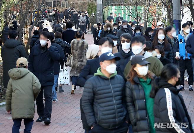[서울=뉴시스] 백동현 기자 = 코로나19 신규 확진자가 5128명으로 집계된 5일 오후 서울 서초구보건소 선별진료소에서 시민들이 검사를 받기 위해 대기하고 있다. 2021.12.05. livertrent@newsis.com