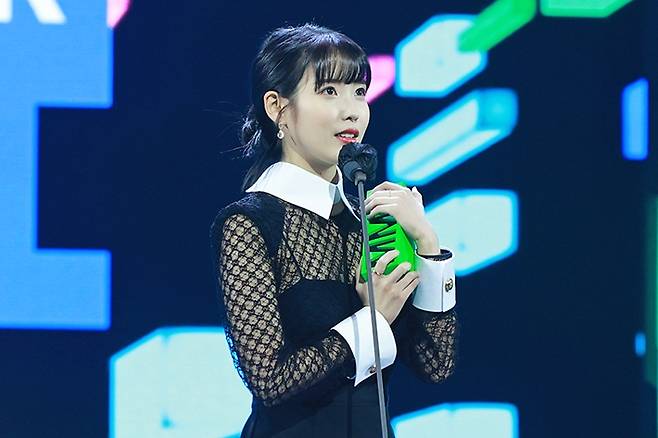 '올해의 아티스트' 상을 받고 수상 소감 중인 아이유. MMA 2021 제공
