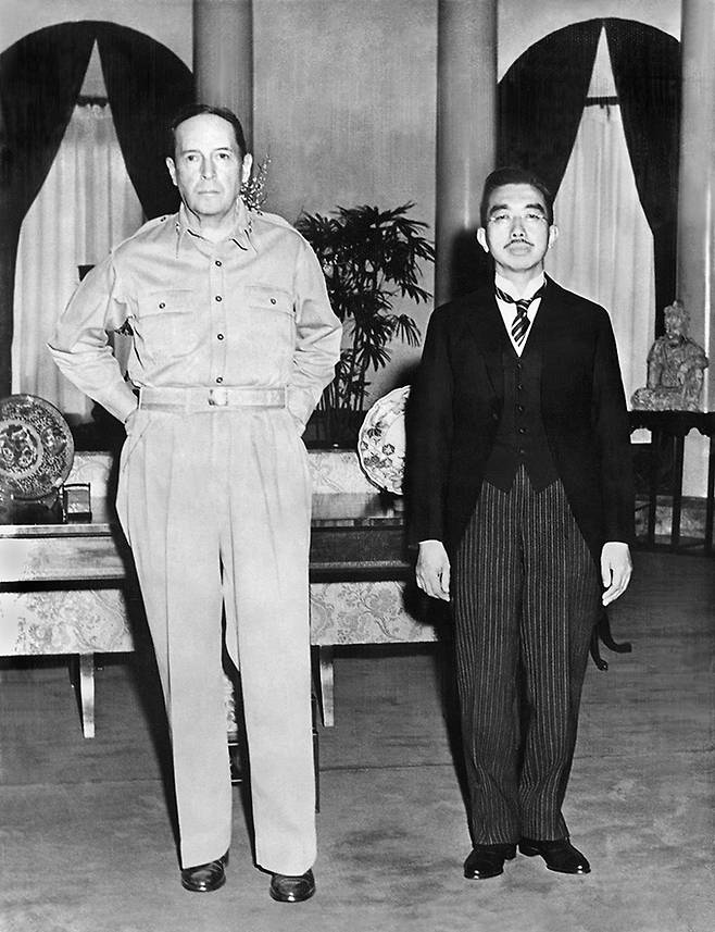 1945년 9월 일본 도쿄의 미국대사관에서 더글러스 맥아더 미군 원수와 만나 기념촬영을 한 히로히토 일왕(오른쪽)의 모습. 세계일보 자료사진
