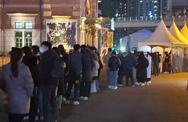 5일 오후 서울 중구 서울역광장 코로나19 임시선별검사소에 많은 시민들이 검사를 받기 위해 줄서 기다리고 있다. 뉴시스