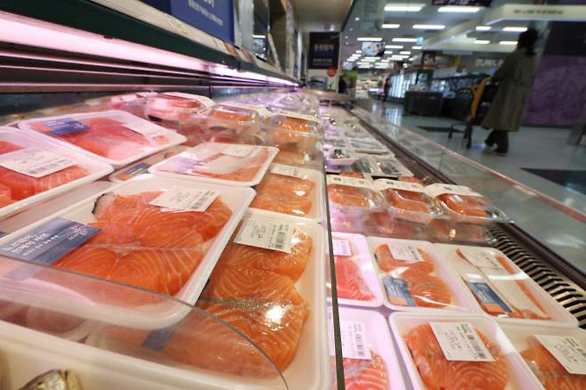 서울 시내 한 대형마트에 진열돼 있는 수입산 연어. 사진은 기사 내용과 관련 없음.(사진=뉴시스)