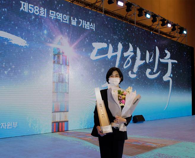 김정수 삼양식품 총괄사장이 6일 오전 삼성동 코엑스에서 열린 58회 무역의 날 기념식에서 식품업계 최초로 ‘3억불 수출의 탑’을 수상하고 기념 사진을 촬영하고 있다.(사진=삼양식품)