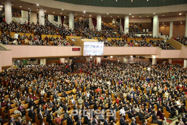지난달 7일 ‘단계적 일상회복’ 1단계 이후 첫 주말을 맞자 서울 영등포구 여의도순복음교회에서 예배가 열리고 있다. (사진=여의도순복음교회)