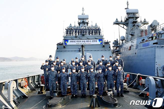 2021년 해군 '포술 최우수 전투함'에 선정된 제3함대사령부 소속 호위함 '전북함'의 김민재 함장(맨 앞줄 왼쪽에서 네 번째) 등 승조원들이 기념사진을 찍고 있다. (해군 제공) © 뉴스1