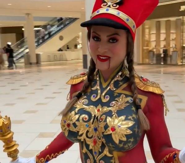 콜롬비아 출신 모델 프란시아 제임스(31)가 호두까기 인형으로 보디페인팅한 모습. (인스타그램 갈무리) © 뉴스1