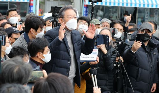 이재명 더불어민주당 대선후보가 지난 4일 전북 군산시 공설시장을 방문, 시민들에게 지지를 호소하고 있다. [이미지출처=연합뉴스]