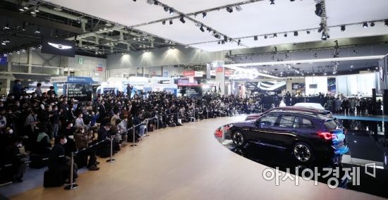 지난달 25일 경기 고양시 킨텍스에서 열린 국내 최대 자동차 전시회 '2021 서울모빌리티쇼' 프레스데이에서 참가자들이 BMW 전시관을 둘러보고 있다./고양=김현민 기자 kimhyun81@