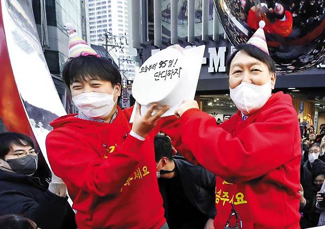 부산서 “단디하자” 케이크 든 尹·李 - 4일 국민의힘 윤석열(오른쪽) 후보가 부산 서면 젊음의 거리를 찾았다. 부산시당은 이날이 음력 생일인 윤 후보를 위해 ‘(대선이) 오늘부터 95일! 단디(‘단단히’ 방언)하자’라고 적힌 케이크를 준비했고, 윤 후보는 이준석 당대표와 함께 케이크를 들어 올리며 “단디하겠다”고 말했다. /김동환 기자