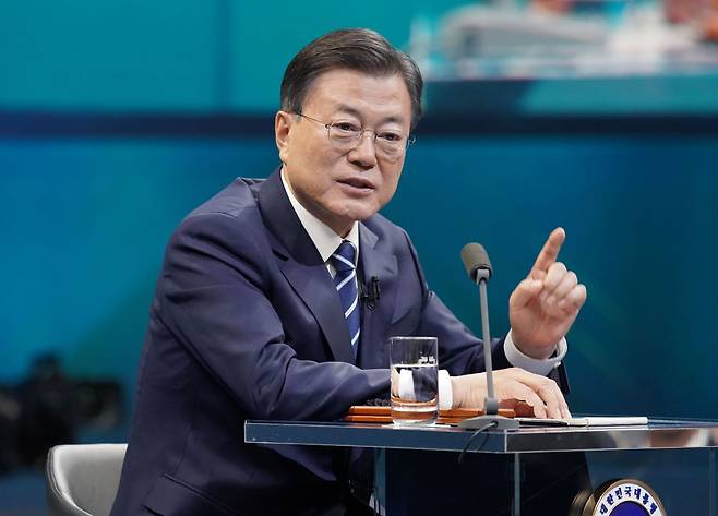 문재인 대통령은 재임 기간 동안 폭등한 주택 가격을 잡기 위해 종합부동산세와 양도소득세를 대폭 강화했다. 사진은 지난 11월 21일 '2021 국민과의 대화: 일상으로'에 참석해 국민패널들의 질문에 답하고 있는 모습./뉴시스