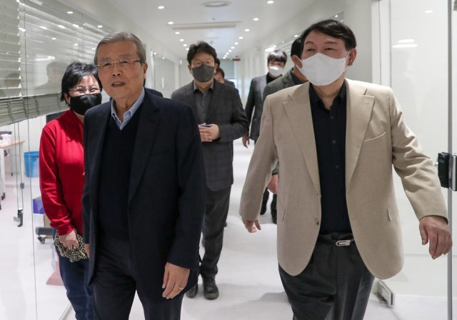 국민의힘 총괄선대위원장직을 수락한 김종인 전 비대위원장이 5일 오후 서울 여의도 당사를 방문해 윤석열 대선 후보를 만나고 있다. 국민의힘 선대위 제공