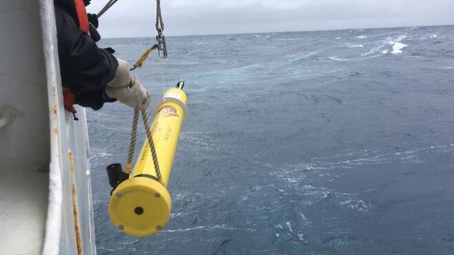 한 연구원이 전 지구 해양상태를 감시하는 아르고 해양부유체를 설치하고 있다. SOCCOM 제공.