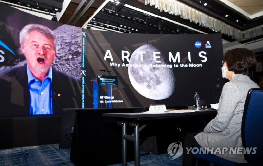 과학기술정보통신부는  '코리아스페이스포럼 2021'을 6일 서울 광화문 포시즌스호텔에서 개최했다. 첫날 행사에서 임혜숙(오른쪽) 과기정통부 장관이 제프리 조지 미국항공우주국(NASA) 달건설책임자의 발표를 경청하고 있다. 과기정통부 제공