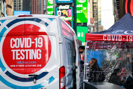 A covid-19 testing site is pictured in Times Square, New York city on December 5, 2021. - New York City is back on top as the number one traveler's destination this holiday season, the city anticipates a billion-dollar comeback while American holiday travel is expected to increase by over 40%, according to multiple surveys. (Photo by KENA BETANCUR / AFP)
