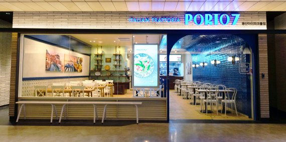 동원홈푸드의 이탈리안 가정식 레스토랑 ‘포르투7(Porto7)’ 서울 용산 아이파크몰점 외부 전경.