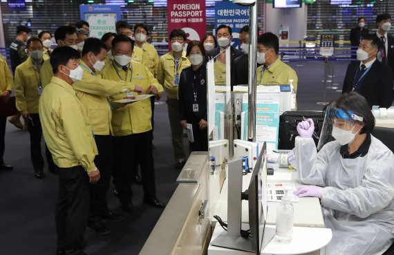 김부겸 국무총리가 6일 인천국제공항 제1터미널 입국장에서 코로나19 검역 현장을 점검하고 있다. 사진=박범준 기자