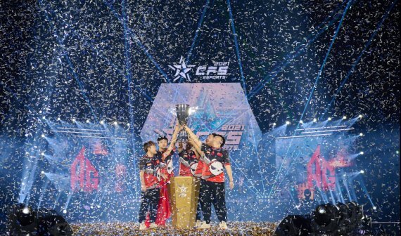 CFS 2021 그랜드 파이널에서 최종 우승을 차지한 중국 '올게이머스'가 기념촬영을 하고 있다. 스마일게이트 제공