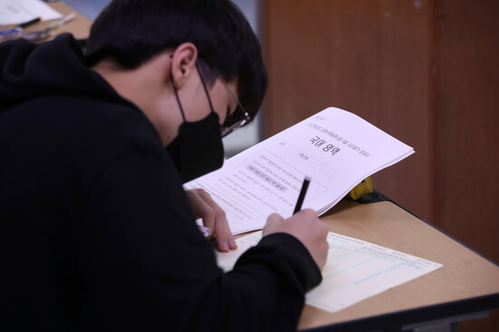 지난 6월3일 오전 서울의 한 고등학교에서 학생이 모의평가시험 답안지에 정답 표시를 하고 있다. 공동취재사진