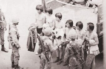 1980년 5월20일 5·18민주화운동 당시 계엄군이 시위 참가자를 붙잡아 조사하고 있다.5·18기념재단 제공