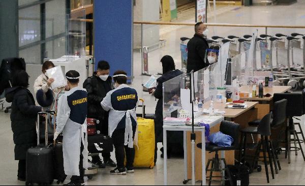 인천국제공항 입국장에서 해외입국자들이 방역 관계자의 안내를 받고 있다./사진=조선일보 DB