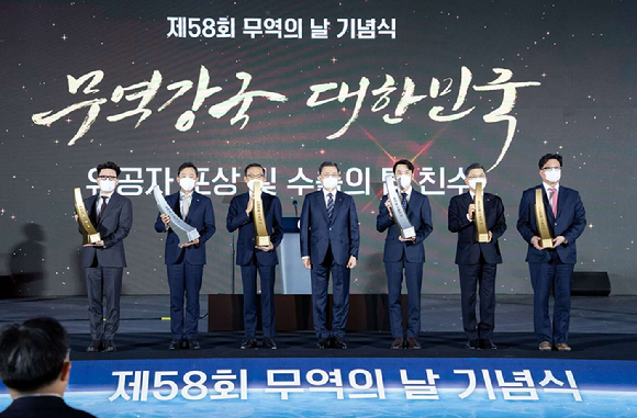 김창한 크래프톤 대표(오른쪽에서 세번째)가 기념식에 참여해 수출의 탑을 전달받았다. [사진=크래프톤]