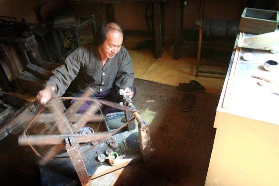 1974년 옥공예 분야에 입문해 47년간 외길 인생을 걸어온 엄익표 옥장. [사진 가원공방]