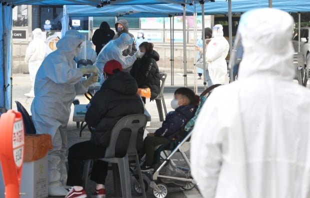 6일 오미크론 변이 집단감염지로 지목된 인천 미추홀구의 교회에서 외국인 교인들이 신종 코로나바이러스 감염증(코로나19) 검사를 받고 있다. /사진=뉴스1
