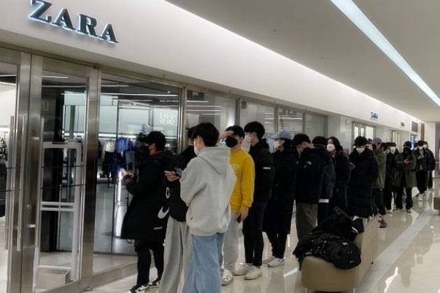 스페인 패스트 패션(SPA·제조·직매형 의류) 브랜드 '자라(ZARA)'가 국내 스트리트패션 브랜드 '아더에러'와 손잡고 만든 'AZ 컬렉션'을 선보인 6일 자라 스타필드 코엑스몰점에서 소비자들이 개점을 기다리고 있다. 사진=자라리테일코리아 제공