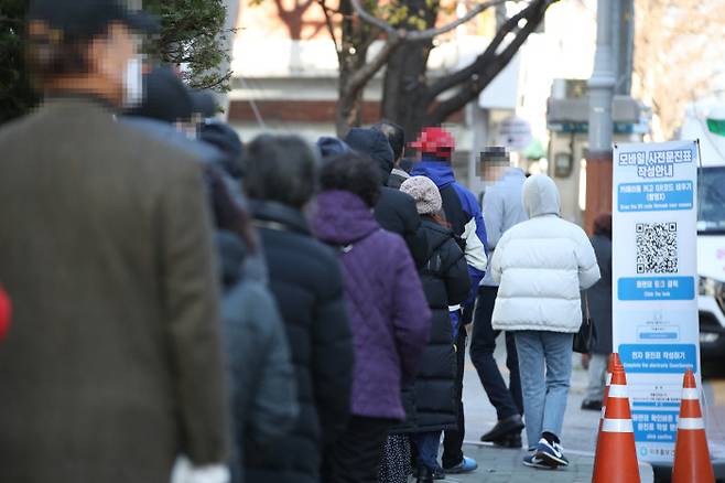 지난 5일 오전 인천시 미추홀구보건소 선별진료소에서 시민들이 코로나19 검사를 기다리고 있다. 연합뉴스