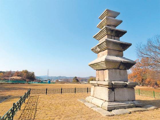 Gyesan-li Ocheung Stone Tower close to Piballyeong [KIM HONG-JUN]