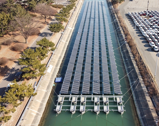 Solar panels are lined up at a power plant near the Port of Incheon in Jung District, Incheon, on Monday. Incheon Port Authority will apply a new online system that helps it manage various solar power plants all at once, starting next year. There are five different solar power plants operated by the Incheon Port Authority. [YONHAP]