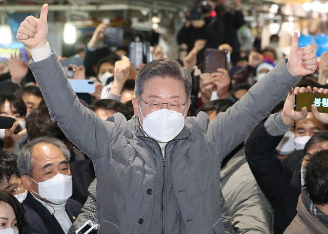 정읍 샘고을시장에서 인사하는 이재명 대선후보. 연합뉴스