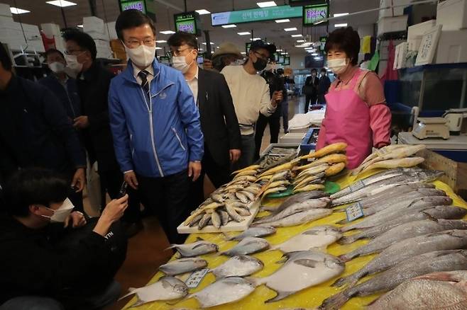 지난 4월 문성혁 해양수산부 장관이 서울 동작구 노량진 수산물도매시장을 찾아 원산지 관리 현황을 점검하고 있다. /사진=연합뉴스