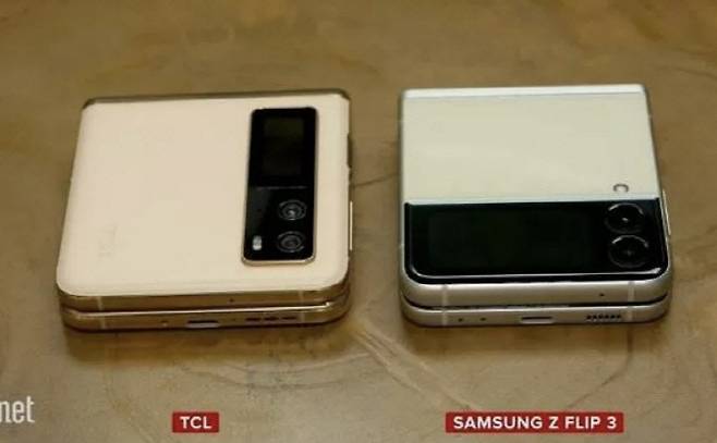 TCL 폴러블폰(왼쪽)과 삼성 갤럭시Z플립3 [사진 출처 = 씨넷]