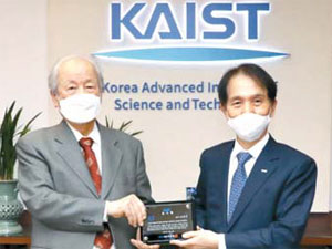 김동명 씨(왼쪽)와 이광형 KAIST 총장.