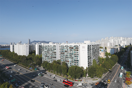 서울 송파구 신천동 장미1~3차는 한강변에 위치한 잠실권역 대표 재건축 단지 중 하나로 꼽힌다. (매경DB)