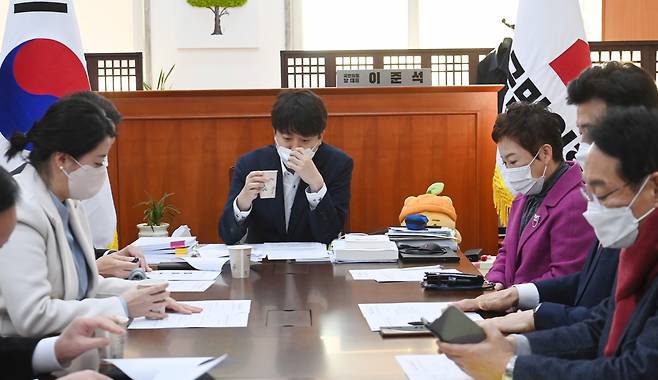 국민의힘 이준석 대표가 6일 오전 국회에서 열린 최고위원회의를 주재하고 있다. [연합]