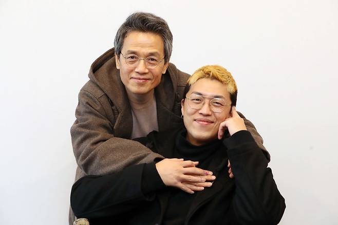 [서울=뉴시스] 박진희 기자 = 연극 '엔젤스 인 아메리카' 배우 박지일-박용우 부자(父子)가 지난 2일 서울 중구 국립극단 명동예술극장에서 뉴시스 인터뷰를 마치고 사진촬영을 하고 있다. 2021.12.06. pak7130@newsis.com