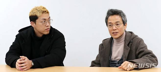 [서울=뉴시스] 박진희 기자 = 연극 '엔젤스 인 아메리카' 배우 박지일-박용우 부자(父子)가 지난 2일 서울 중구 국립극단 명동예술극장에서 뉴시스와 인터뷰 하고 있다. 2021.12.06. pak7130@newsis.com