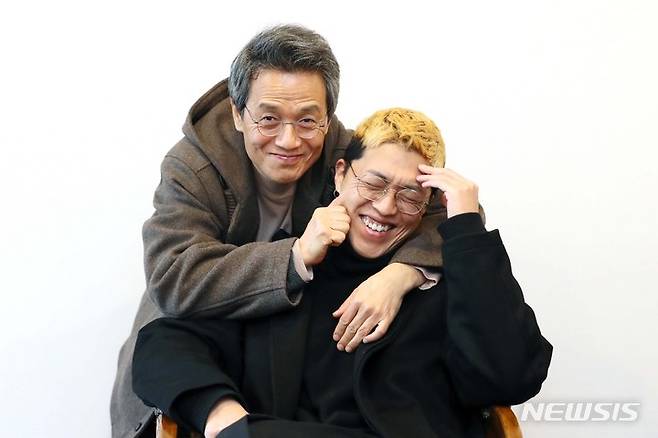 [서울=뉴시스] 박진희 기자 = 연극 '엔젤스 인 아메리카' 배우 박지일-박용우 부자(父子)가 지난 2일 서울 중구 국립극단 명동예술극장에서 뉴시스 인터뷰를 마치고 사진촬영을 하고 있다. 2021.12.06. pak7130@newsis.com