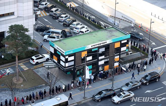 [서울=뉴시스] 추상철 기자 = 주말에도 코로나19 확진자수가 5000명대를 넘어선 5일 오전 서울 송파구보건소 선별진료소에서 코로나 검사를 받으려는 시민들이 길게 줄 지어 서 있다. 2021.12.05. scchoo@newsis.com