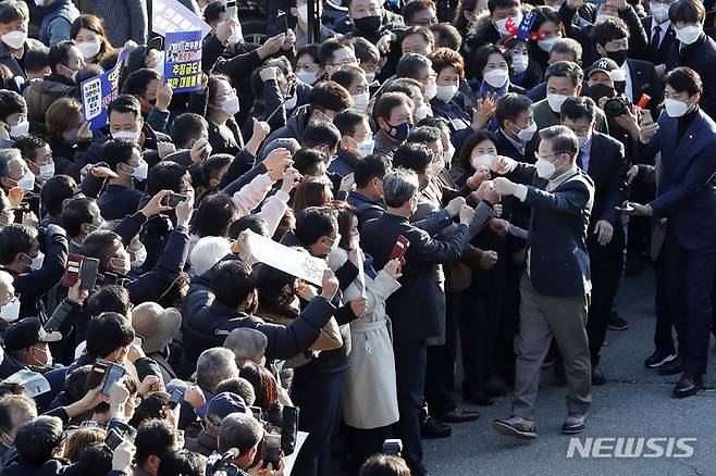 [진안=뉴시스] 최동준 기자 = 이재명 더불어민주당 대선 후보가 5일 전북 진안군 인삼상설시장을 방문해 시민들과 인사하고 있다. 2021.12.05. photocdj@newsis.com