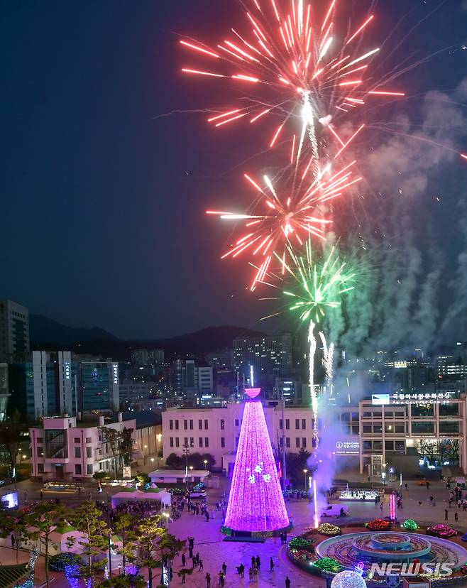 [광주=뉴시스] 류형근 기자 = 5일 오후 광주 동구 5·18민주광장에서 광주기독교교단협의회가 '2021빛고을 성탄 문화축제 트리점화식'을 하고 있다. 2021.12.05. hgryu77@newsis.com