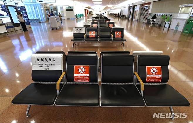 [하네다(일본)=AP/뉴시스]지난달 30일 일본 하네다 공항 국제선 터미널 도착 로비가 텅 비어있다. 일본 정부는 이날부터 외국인의 신규 입국을 금지했다. 코로나19 새 변이 오미크론 유입을 차단하기 위한 조처다. 2021.12.06.