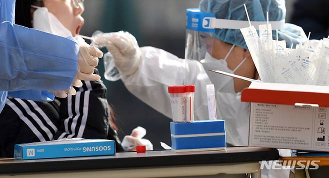 [광주=뉴시스] 류형근 기자 = 코로나19 검사. (사진=뉴시스 DB). photo@newsis.com *재판매 및 DB 금지