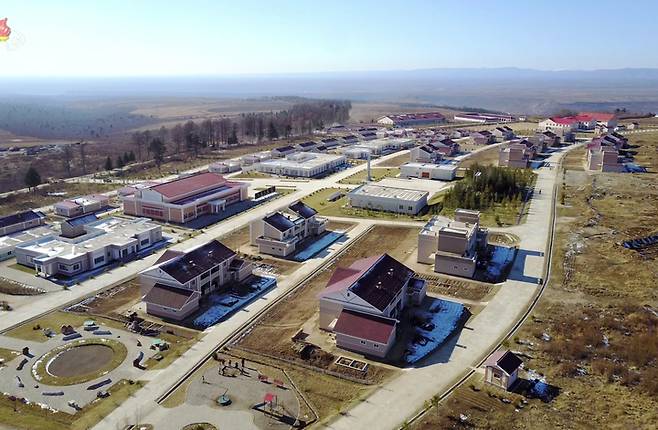 [서울=뉴시스] 북한 조선중앙TV는 김정은 국무위원장이 양강도 삼지연시를 현지지도 했다고 16일 보도했다. (사진=조선중앙TV 캡쳐) 2021.11.16. photo@newsis.com *재판매 및 DB 금지